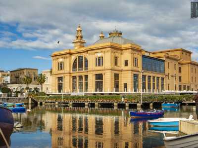 Ci ritroviamo quindi a �pelo d�acqua� sull�insenatura predetta, dominata dallo splendido prospetto angolare del Margherita, teatro del 1914 adagiato sull�acqua